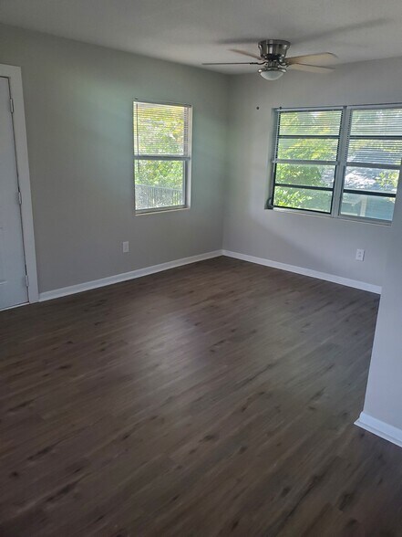 Dining room - 916 E Lime St