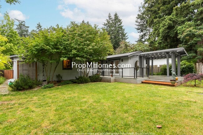 Building Photo - Unique Luxury Three Bedroom Home in Hallinan!