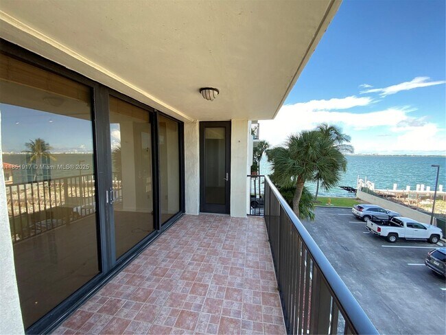 Building Photo - 801 N Venetian Dr