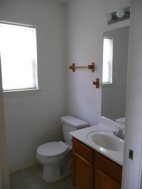 Building Photo - 3 bedroom / 1.5 bath Townhouse for Rent  J...