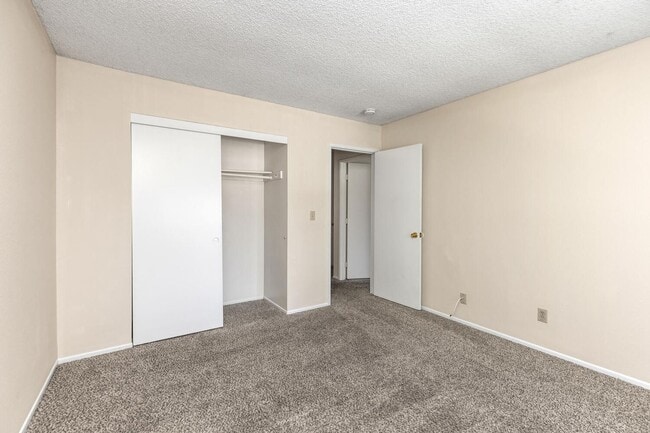 Building Photo - Move-in Ready Condo!