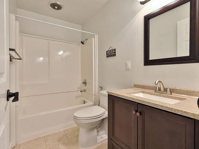 Building Photo - Remodeled Bellevue Home