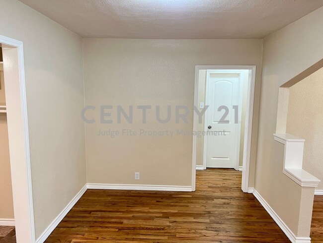 Building Photo - Spacious 2/1/1 in Oak Cliff For Rent!