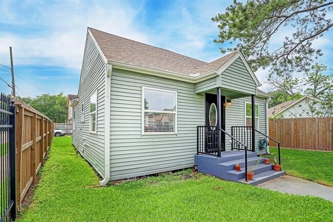 Building Photo - 5250 Pease St