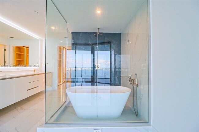 Building Photo - 700 NE 24th St