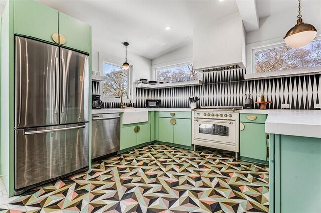 Building Photo - 724 Charles Allen Dr NE