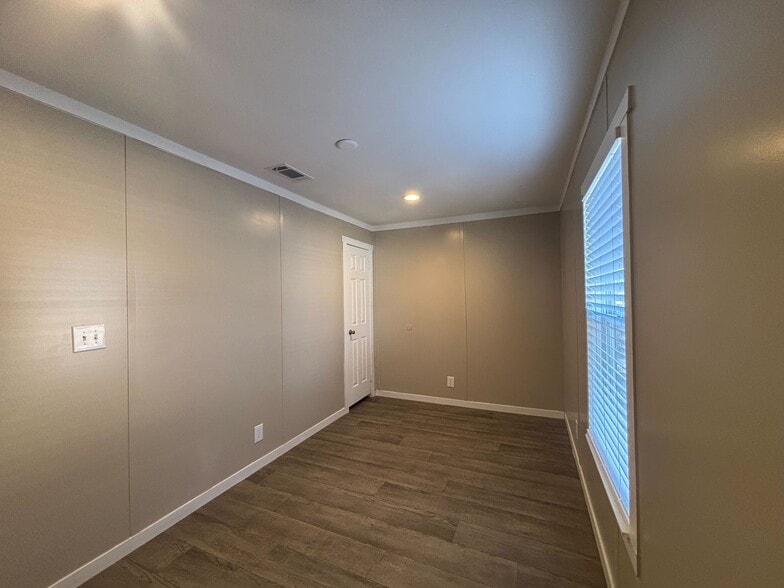 Building Photo - 118 E Semands St