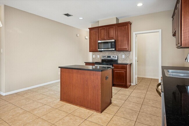 Building Photo - Awesome family home!