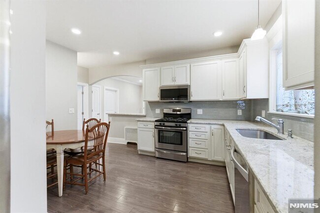 Building Photo - 113 Oak St