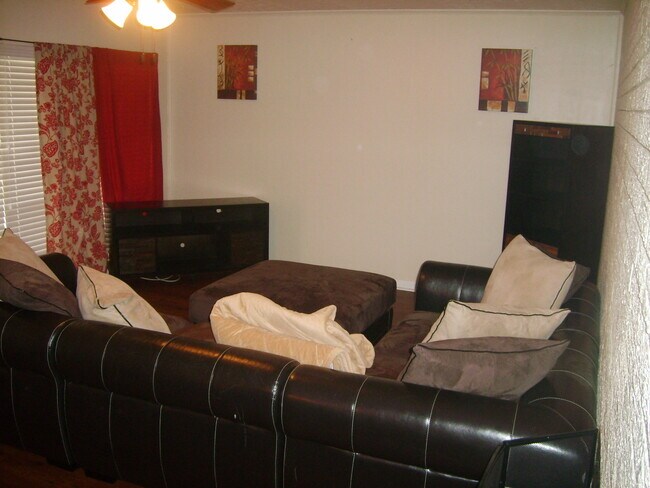 Building Photo - Available Fall 2026! 3 Bed/2 Bath House Right off of NW 34th St. Close to UF