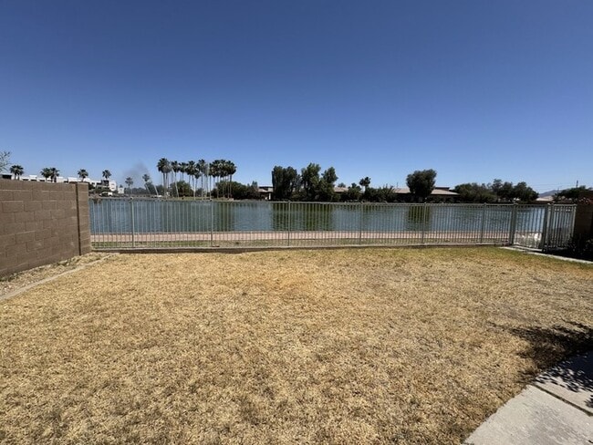 Building Photo - Lakefront with Home Office