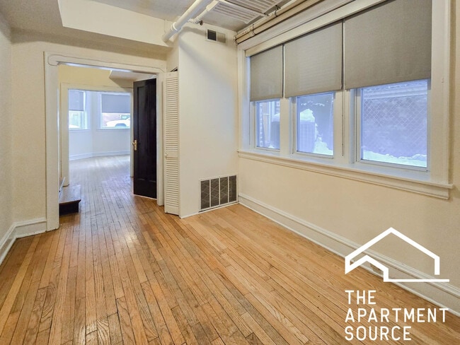 Building Photo - 2206 W Foster Ave