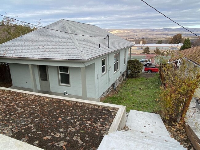 Building Photo - Cute Remodeled 2/1