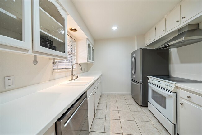 Building Photo - 8245 Kingsbrook Rd