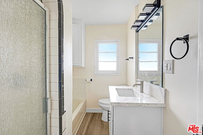 Building Photo - 158 S Elm Dr