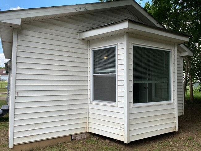 Building Photo - Germantown / Salemtown House for Rent!  2 Beds w/ extra rooms  + 2 full baths!