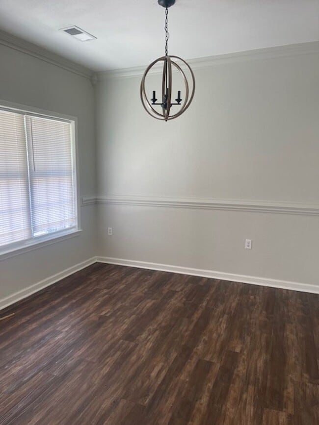 Building Photo - 3 Bedroom/2 Bath Home in Kingsport, TN $1650 with fenced-in yard & lawn care included!