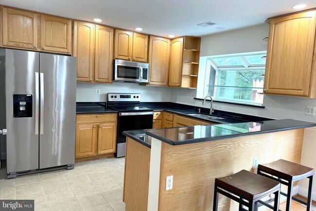 Building Photo - 2438 S Walter Reed Dr