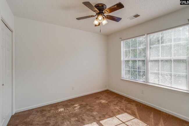 Building Photo - 19 Caddis Creek Ct