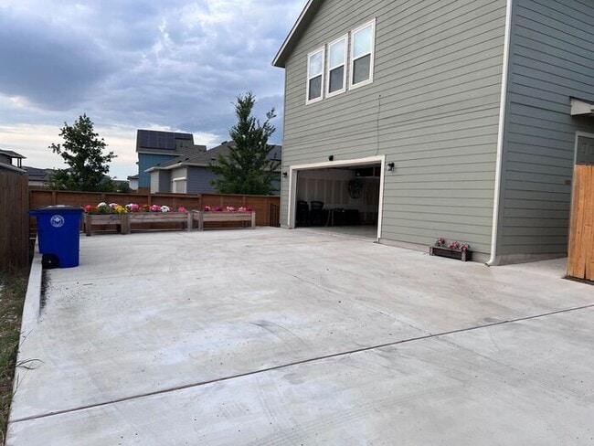 Building Photo - Elegant 4 BR 3.5 BA and 1 Office/Bedroom Convertible Home with Modern Amenities