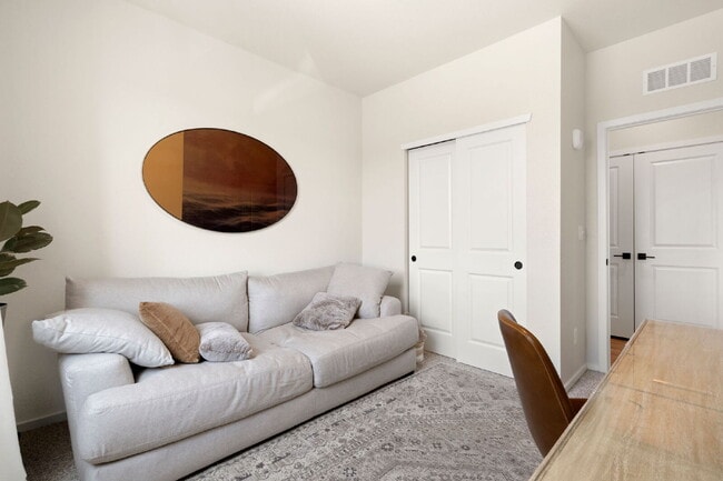 Building Photo - Newer 2bd condo in neighborhood with pool ...