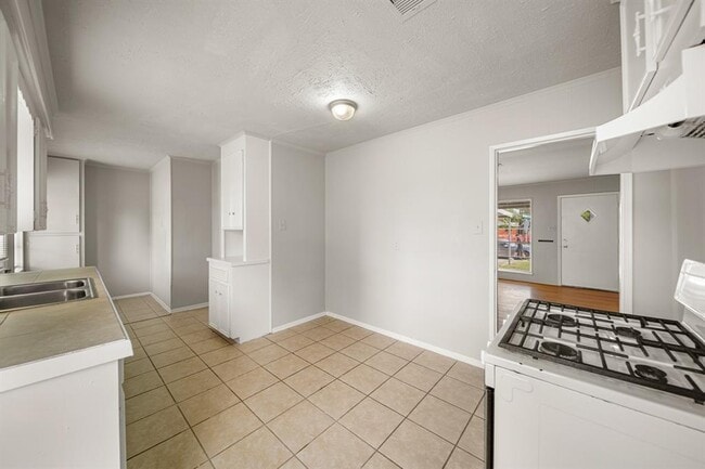 Building Photo - 10506 Barada St