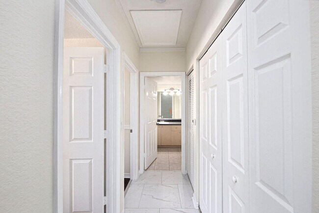 Building Photo - 2400 Centergate Dr