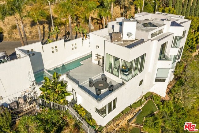 Building Photo - 2231 Sunset Plaza Dr