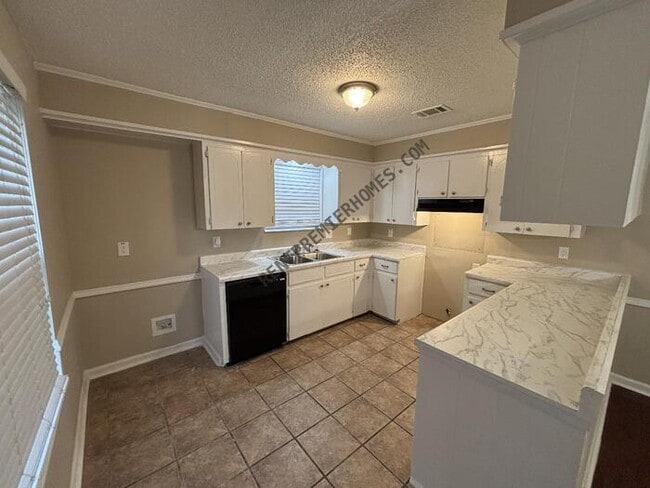 Building Photo - 322 E Lee Ave