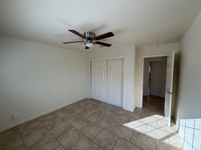 Building Photo - Gated 2-Bedroom Apartment in Merced