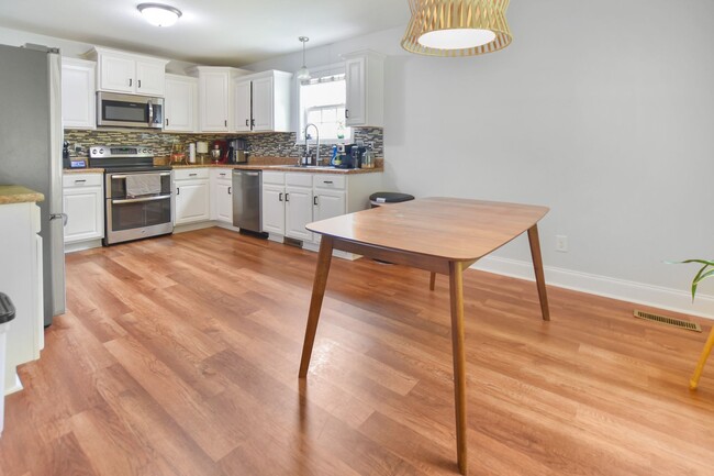 Building Photo - Pet Friendly Three Bedroom!