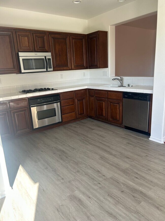 Building Photo - 4BR/2.5BA Townhouse with a view