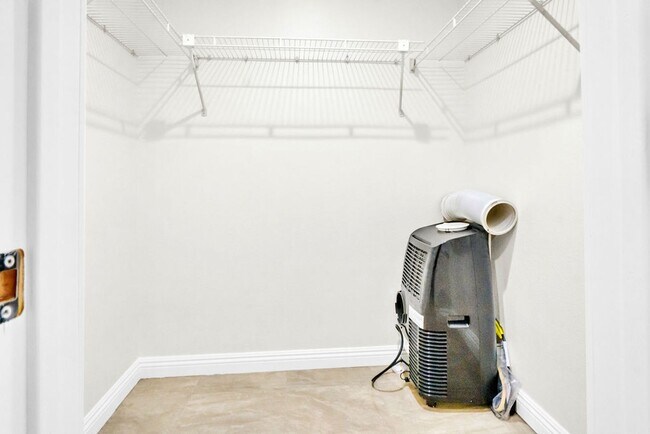 Building Photo - Beautiful one bedroom/one bath in the Verano community at UTC! Close to so much!