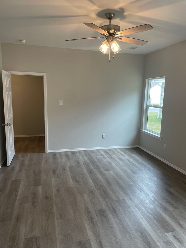 Building Photo - 409 Genesis Dr