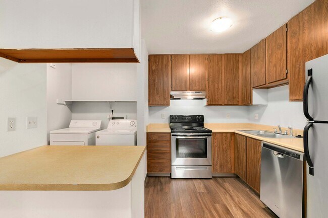 Building Photo - Great Condo near CSU