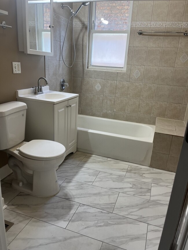 Building Photo - 722 E 91st Pl