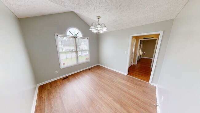 Building Photo - 4 Bedrooms in Sought After Neighborhood & ...