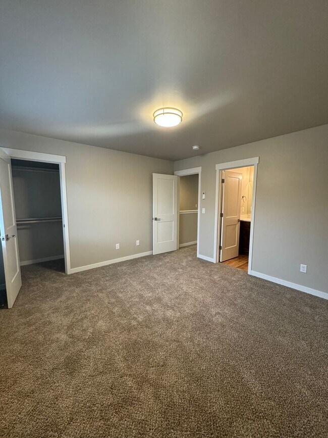 Building Photo - Duplex in Well Located SW Bend