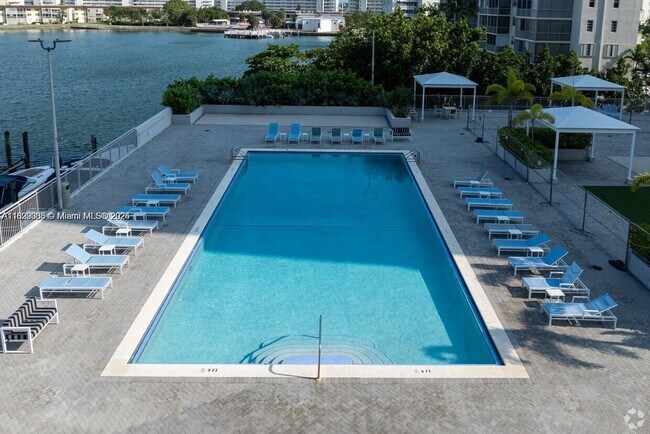 Building Photo - 18071 Biscayne Blvd