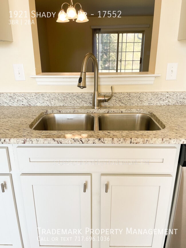 Building Photo - Spacious Row Townhome