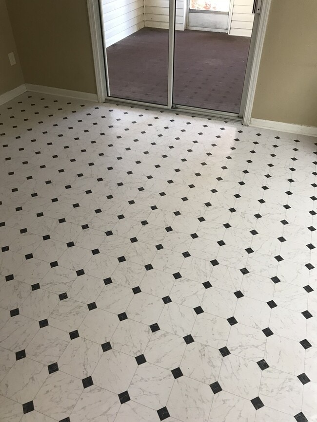 Building Photo - Cute and Adorable Renovated Townhome