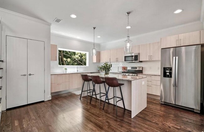 Building Photo - 1333 W 22nd St