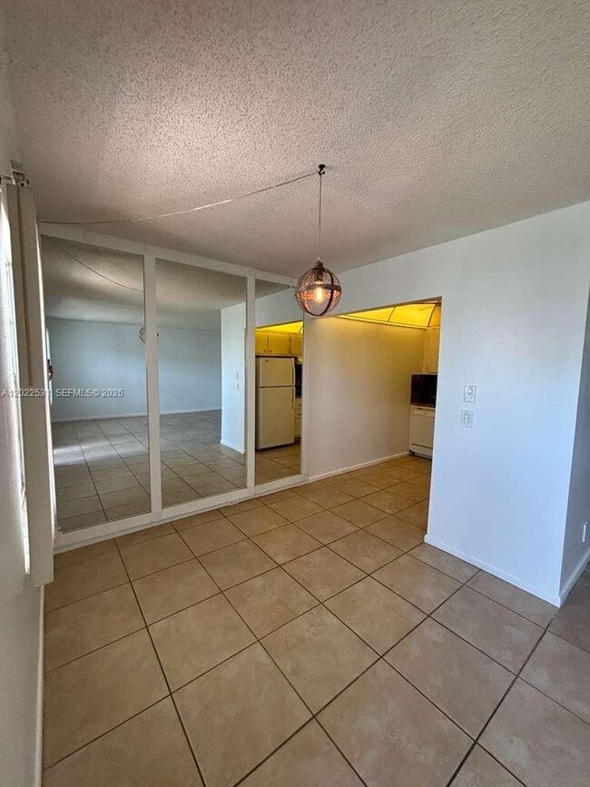 Building Photo - 531 Fanshaw M