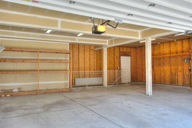 Building Photo - Huge South Hill Beauty