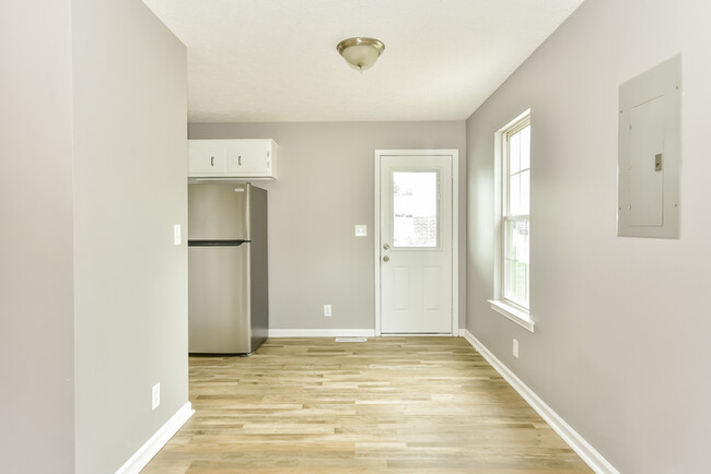 Building Photo - Nice Bedroom in Clarksville!