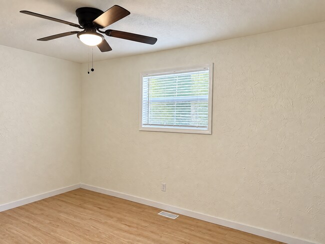 Building Photo - Fairview Heights Gem!