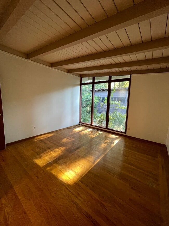 Building Photo - 3 Bedroom, 2 Bath Home On Quiet Street