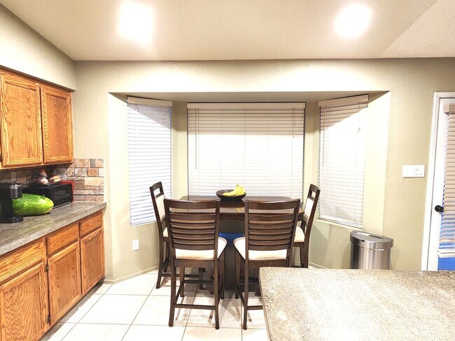 Building Photo - 4 bedroom, 2 bath in Ocotillo subdivision