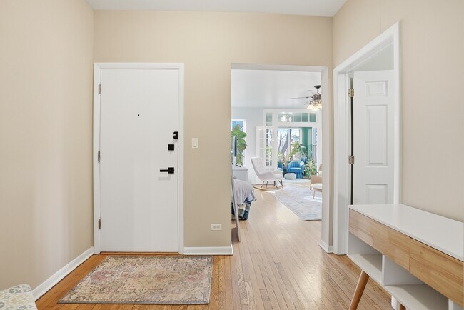 Building Photo - 7657 N Greenview Ave