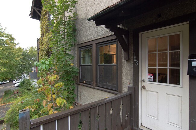 Building Photo - Room for Rent in 5 Bedroom House